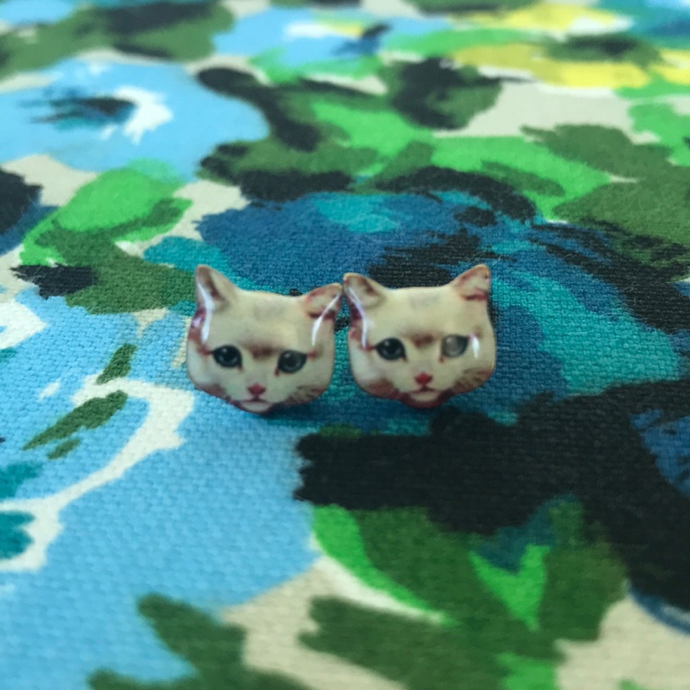 Adorable vintage style white cat face earrings!